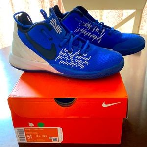 Boys Kyrie Flytrap 2 size 5.5Y